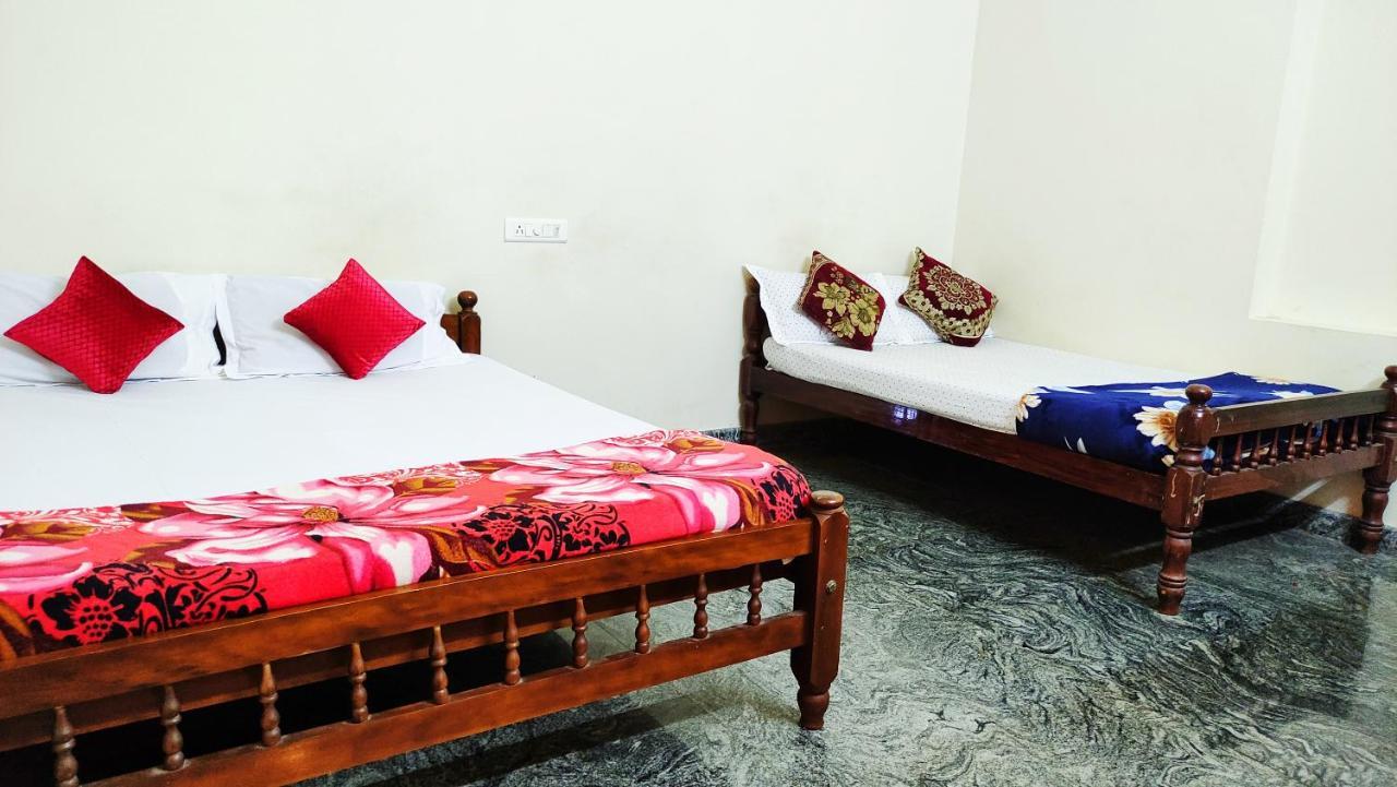 Kurumbalakotta Village Homestay *