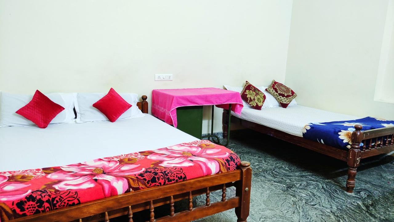 Kurumbalakotta Village Homestay *
