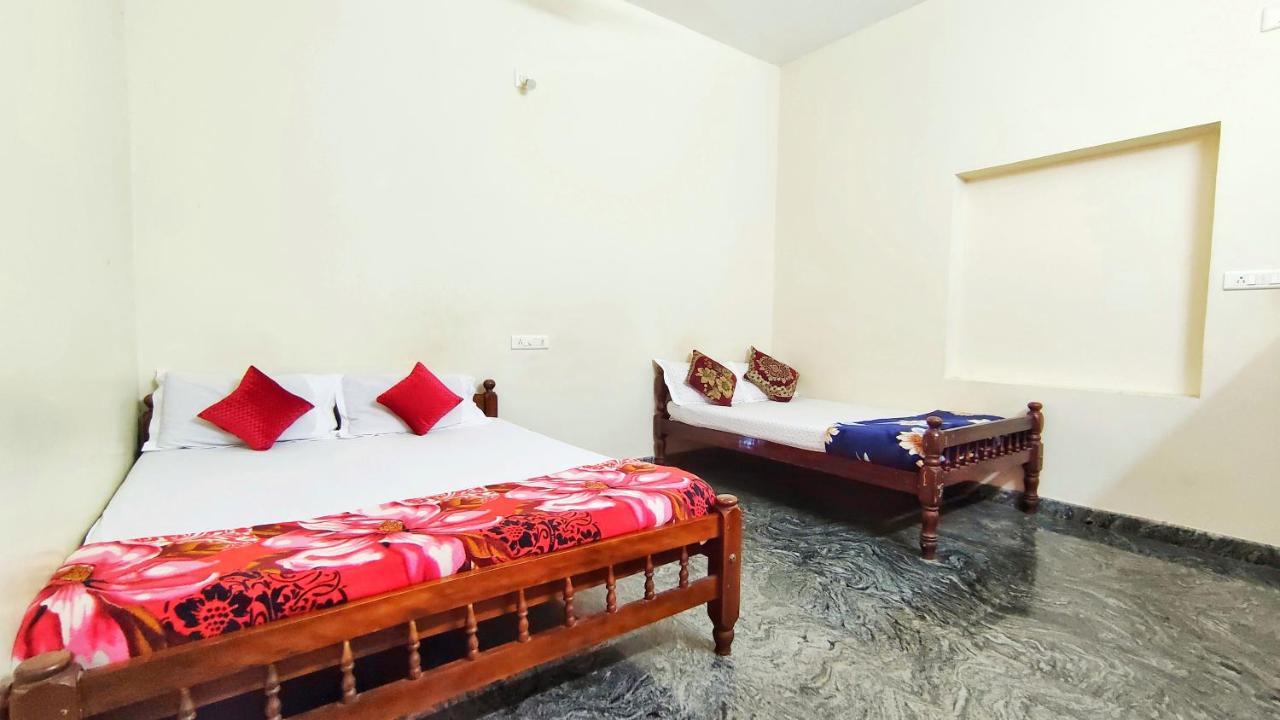 Kurumbalakotta Village Homestay *