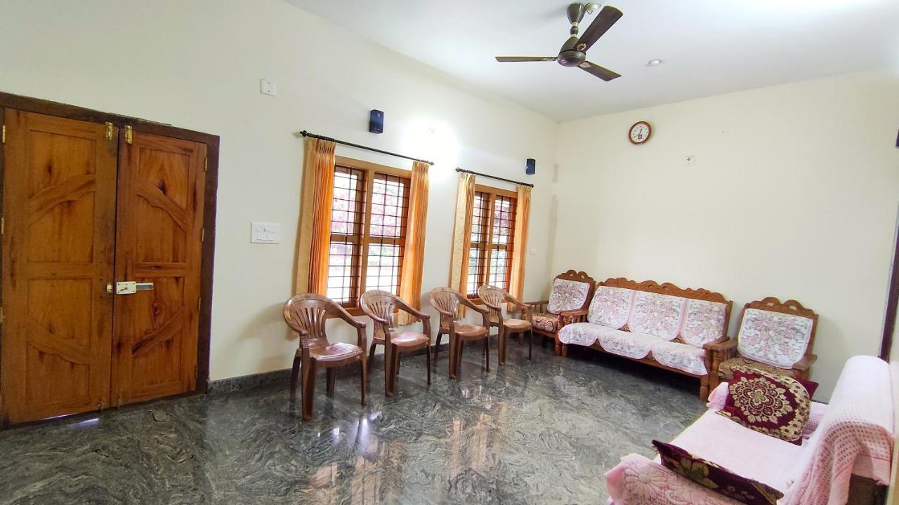 Homestay Kurumbalakotta Village Padinjarathara